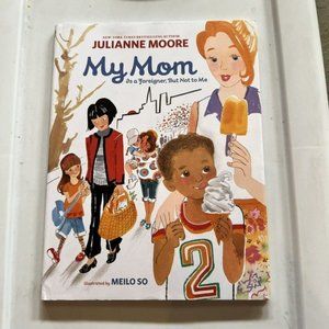My Mom Is a Foreigner, but Not to Me by Julianne Moore (2013, Hardcover)